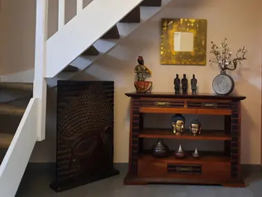 Peinture blanche sur escalier et mur beige, finition intérieure avec meuble en bois et miroir.