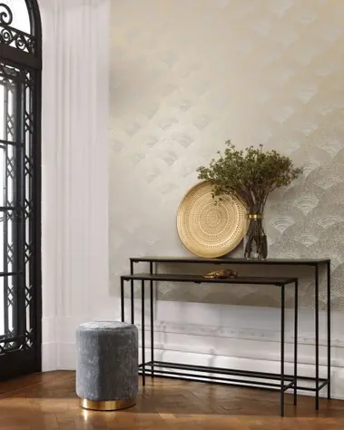 Pose de papier peint motif doré, moulures blanches et parquet en point de Hongrie.